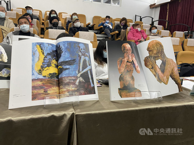 國家人權博物館5日舉辦政治受難者陳武鎮的新畫冊「囚」發表會,陳武鎮說,希望藉由藝術作品記錄與見證,讓後人也能看到那個時代政治受難者的模樣。中央社記者陳秉弘攝 110年1月5日