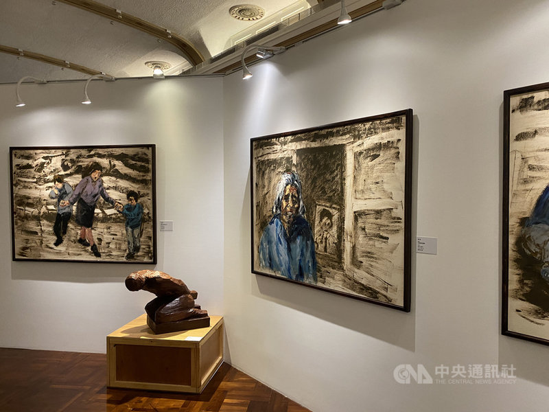 政治受難者陳武鎮藉由油畫、木雕,呈現台灣人政治犯在二二八時期、白色恐怖時期的面貌,盼藉由藝術作品讓後人也能看到那個時代政治受難者的模樣。中央社記者陳秉弘攝 110年1月5日