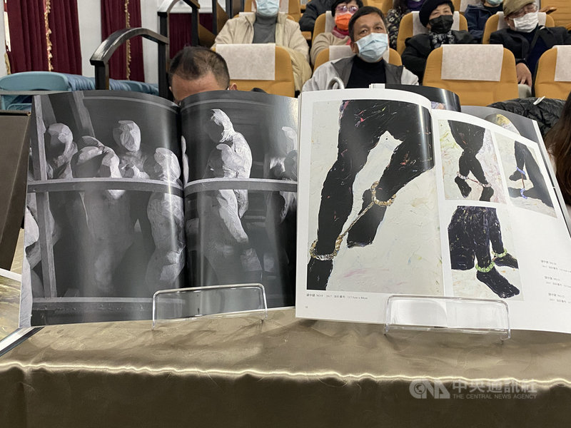 政治受難者陳武鎮5日推出新畫冊「囚」,希望能以鮮明的視覺意象,呈現二二八事件與白色恐怖,畫冊內容可見政治受難者當年被迫戴上手銬、腳鐐的模樣。中央社記者陳秉弘攝 110年1月5日