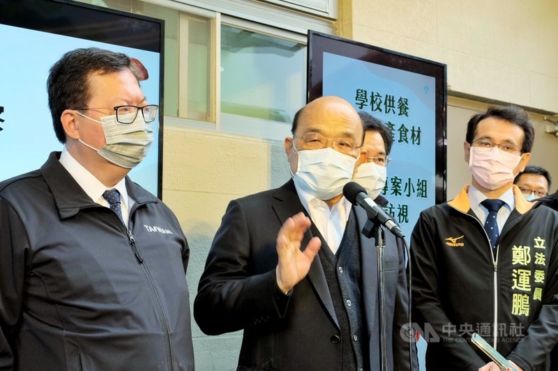 行政院長蘇貞昌(左2)5日上午前往桃園市大溪國小視察學校供餐採用國產食材作業情形,蘇貞昌受訪表示,營養午餐落實食材標章、標示、驗收及食材平台登錄等,讓資訊透明、家長也能更安心。左為桃園市長鄭文燦、前右為民進黨立委鄭運鵬。中央社記者吳睿騏桃園攝 110年1月5日