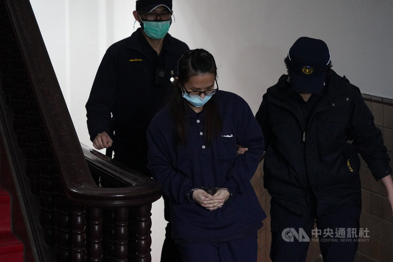 針對新北市吳姓單親媽媽被控殺害一雙子女案,台灣高等法院刑事庭5日下午第一次開庭審理,吳女在法警戒戶下出庭。中央社記者徐肇昌攝 110年1月5日
