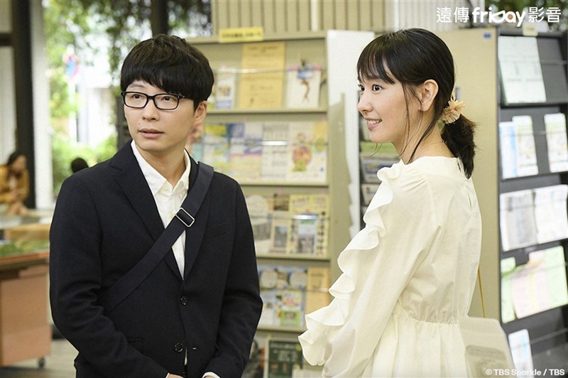由演員新垣結衣（右）與星野源（左）主演的話題日劇「月薪嬌妻」推出特別篇，將時事議題融入男女主角婚後生活情節，引發共鳴。（friDay影音提供）中央社記者葉冠吟傳真 110年1月5日