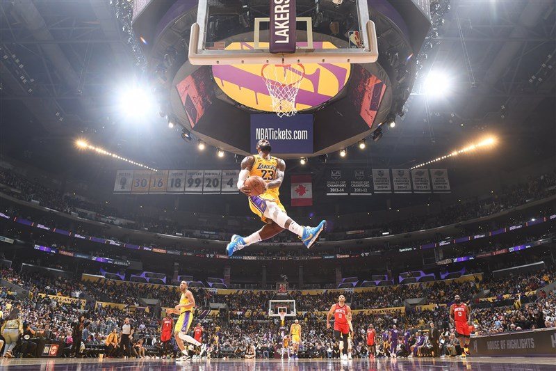 美國職籃NBA 5日發布更嚴格的口罩政策,已著裝的登錄球員坐在場邊板凳區時,須全程配戴口罩,上場比賽時才能脫掉。圖(中)為湖人隊主將之一詹姆斯。(圖取自facebook.com/nba)
