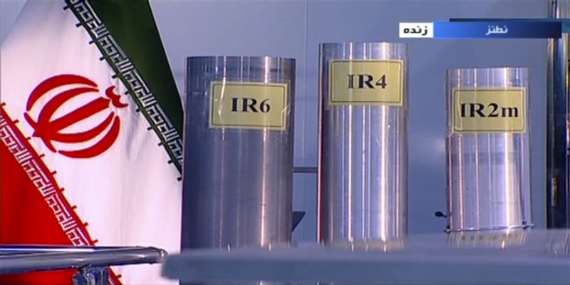 聯合國核子監督機構表示，估計伊朗濃縮鈾儲量已增加到2015年核協議規定上限的18倍以上。圖為2018年伊朗展示加速生產濃縮鈾的離心機。（美聯社）
