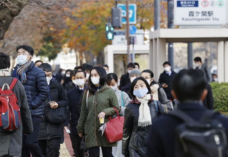日本首相菅義偉最快7日第二度宣布「緊急事態宣言」。野村綜合研究所估算,緊急宣言實施1個月,將會蒸發約4.89兆日圓的民間個人消費。圖為東京民眾戴口罩上街。(共同社)
