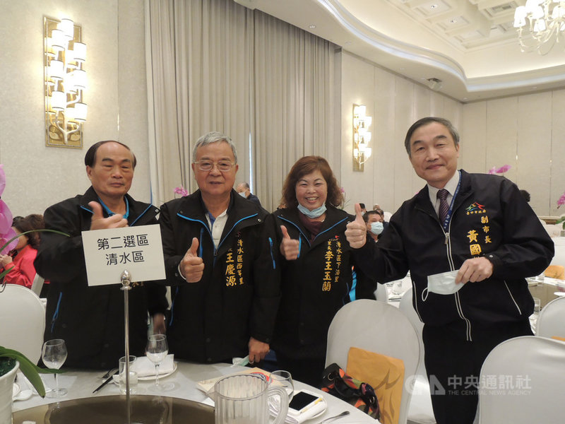 台中市里長聯合總會6日在台中林酒店舉辦「台中市各區里長交流餐會」,台中市副市長黃國榮(右)代表市長盧秀燕出席,向與會各區里長致意。中央社記者郝雪卿攝 110年1月6日