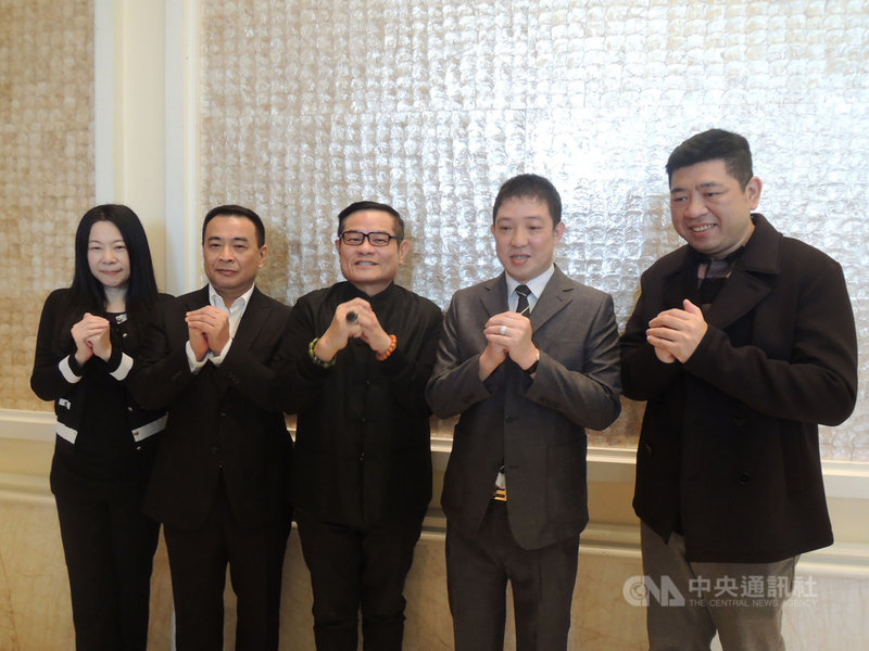 台中市里長聯合總會6日在台中林酒店舉辦各區里長交流餐會,藝人許效舜(中)也出席參與,並說是來當見習生。中央社記者郝雪卿攝 110年1月6日