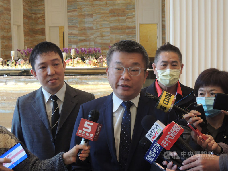台中市里長聯合總會6日在台中林酒店舉辦各區里長交流餐會,立法院副院長蔡其昌(左2)出席與總會長陳建良(左)接受媒體聯訪。中央社記者郝雪卿攝 110年1月6日