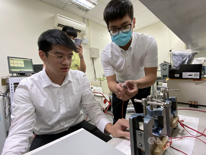 成功大學材料系教授洪飛義研究團隊6日宣布,成功研發出高效儲能固態鋅碳電池,這款固態鋅碳電池是全球首次發表,也是首個利用鋅離子充放電的二次固態離子電池,不論成本、效能、綠色環保等,都優於目前市面上常見電池。圖為電池測試情形。(成功大學提供)中央社記者張榮祥台南傳真 110年1月6日