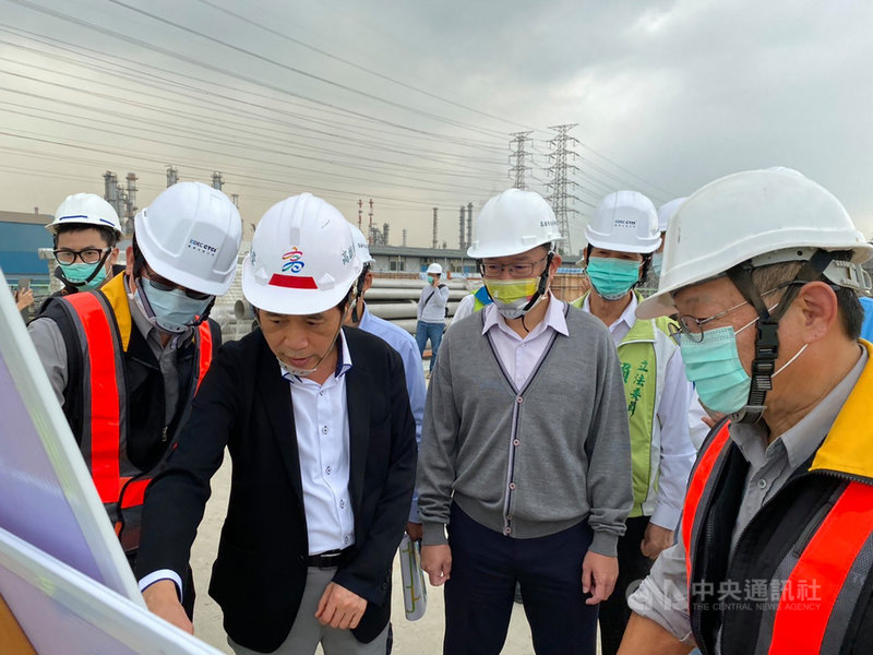 高雄市副市長林欽榮(前左2)6日視察臨海再生水廠興建工程並聽取簡報。水利局指出,臨海再生水廠是繼鳳山溪再生水廠之後的第2座再生水廠,預計今年底完工。(高雄市政府提供)中央社記者王淑芬傳真 110年1月6日