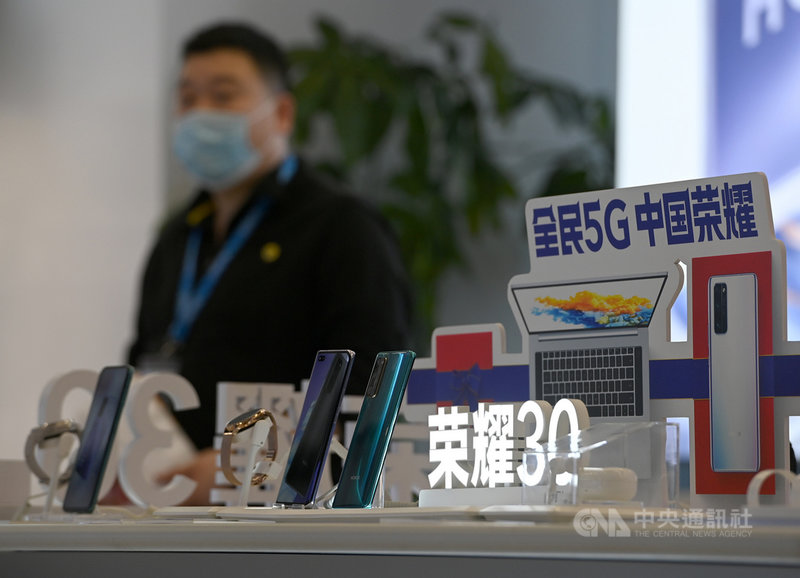 中國手機廠榮耀的供應鏈整合趨於完整,搭載美國高通(Qualcomm)晶片的5G手機已在研發,預計今年第3季問世。圖為北京一家商場內的榮耀手機專區。(中新社提供)中央社 110年1月6日