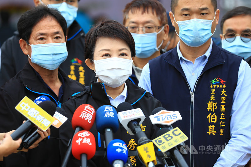 台中市長盧秀燕(前)6日出席大里區光正段二期社會住宅新建工程動土典禮時受訪表示,為配合防疫,避免取下口罩,年貨大街將取消試吃。中央社記者郝雪卿攝 110年1月6日