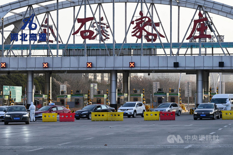 中國河北省省會石家莊市爆發武漢肺炎本土疫情後,接連推出多項措施嚴格人員管控。圖為6日石家莊一個高速高路出口,警方正在管制疏導車輛。(中新社提供)中央社 110年1月6日