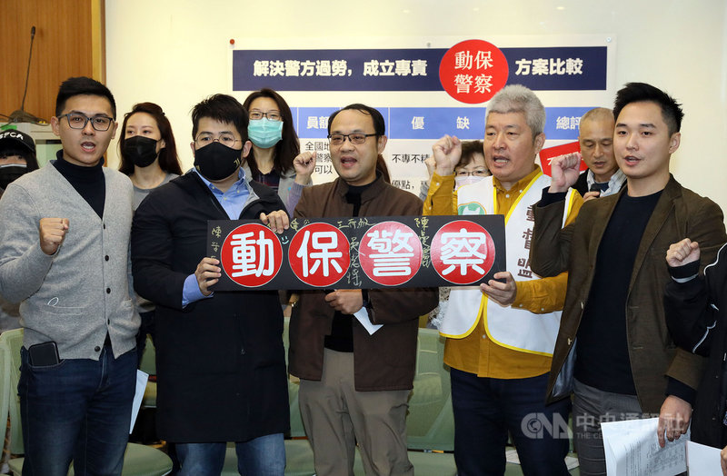 動物保護立法運動聯盟6日在立法院舉行記者會,探討動物保護警察的推動方向。學者對動保警察怎麼設置提出6種模式參考,並指出其中又以「保七模式」與「婦幼警察模式」較其他方案的可行性高。中央社記者郭日曉攝 110年1月6日