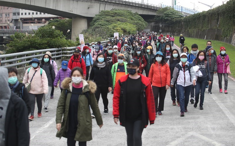台灣未來半年仍處武漢肺炎防疫期,業者表示,口罩短期恐難回到以前每盒百元以下價位。圖為元旦健走活動。(中央社檔案照片)