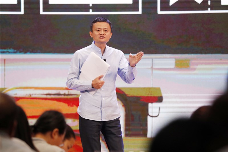 華爾街日報5日報導,中國金融監管機關想要阿里巴巴集團創辦人馬雲分享一直不願交出的螞蟻集團消費者信用資料。圖為2019年1月馬雲出席活動。(中新社)