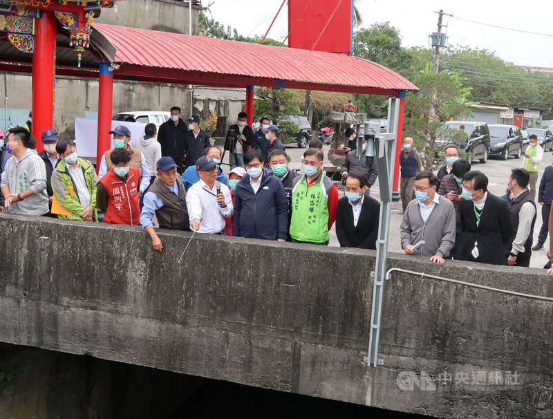 高雄市長陳其邁(前左6)7日視察鳥松區美山路排洪治水工程,並催促水利局加速工程進度,以解決水患之苦。中央社記者王淑芬攝 110年1月7日