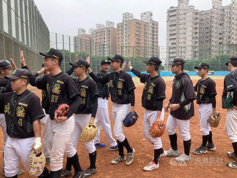 109學年度高中棒球聯賽(木棒組)第一階段預賽,成德高中(圖)7日與屏東高中交手,成德高中以6比3拿勝晉級第二階段,但4棒鄭景文首局就傷退,讓教練團傷透腦筋。(學生棒球聯盟提供)中央社記者謝靜雯傳真 110年1月7日
