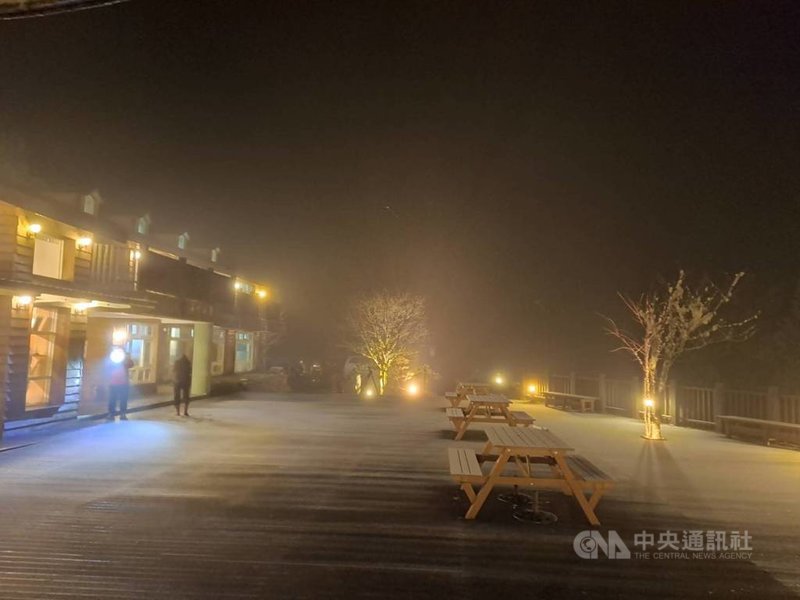 寒流來襲,海拔約1900公尺高的太平山國家森林遊樂區7日晚間因溫度夠低、溼度充足,翠峰山屋一帶開始降下瑞雪,地面如染上糖霜,山區遊客喜迎銀色世界。(羅東林管處提供)中央社記者沈如峰宜蘭縣傳真 110年1月7日