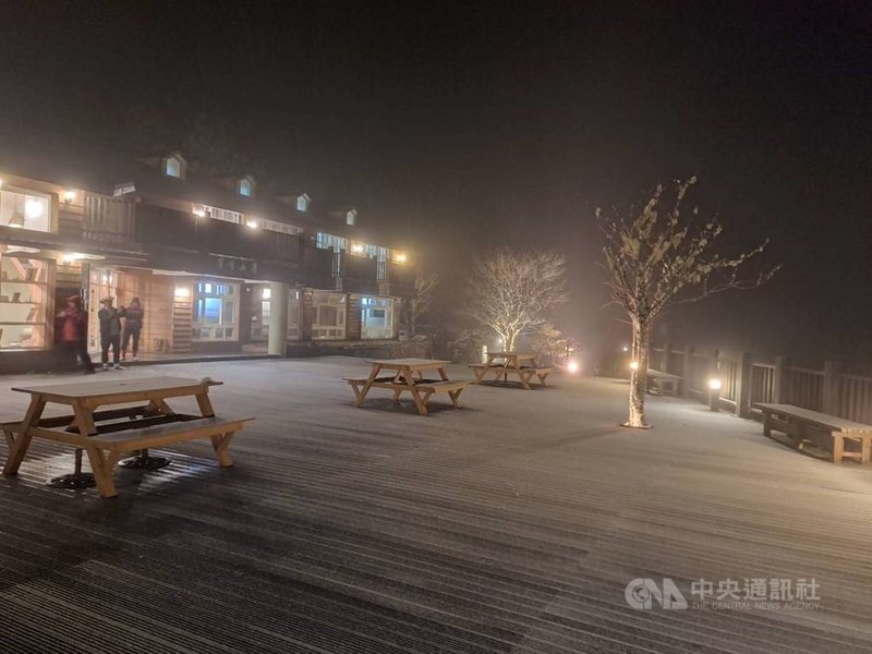 海拔約1900公尺高的太平山國家森林遊樂區7日晚間開始下雪,園區翠峰山屋一帶山頭逐漸轉白,山區遊客喜迎銀色世界。(羅東林管處提供)中央社記者沈如峰宜蘭縣傳真 110年1月7日