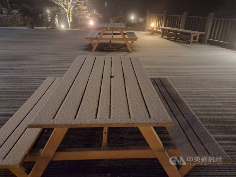 海拔約1900公尺高的太平山國家森林遊樂區7日晚間因溫度夠低、濕度充足,園區翠峰山屋一帶開始降下瑞雪,戶外桌椅被白雪覆蓋如染上糖霜。(羅東林管處提供)中央社記者沈如峰宜蘭縣傳真 110年1月7日