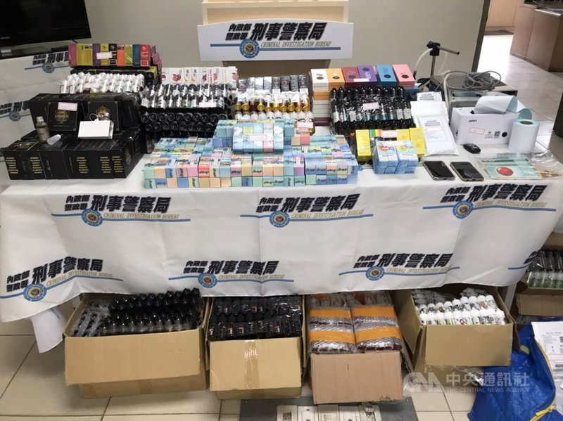 刑事警察局電信偵查隊7日宣布破獲犯罪集團從美國、中國大陸等地進口菸油,藉知名網路電商平台開設賣場,非法販售電子菸油;檢警在彰化查獲尼古丁菸油9361 瓶及贓證物等,將犯嫌依違反藥事法送辦。(刑事局提供)中央社記者王淑芬傳真 110年1月7日