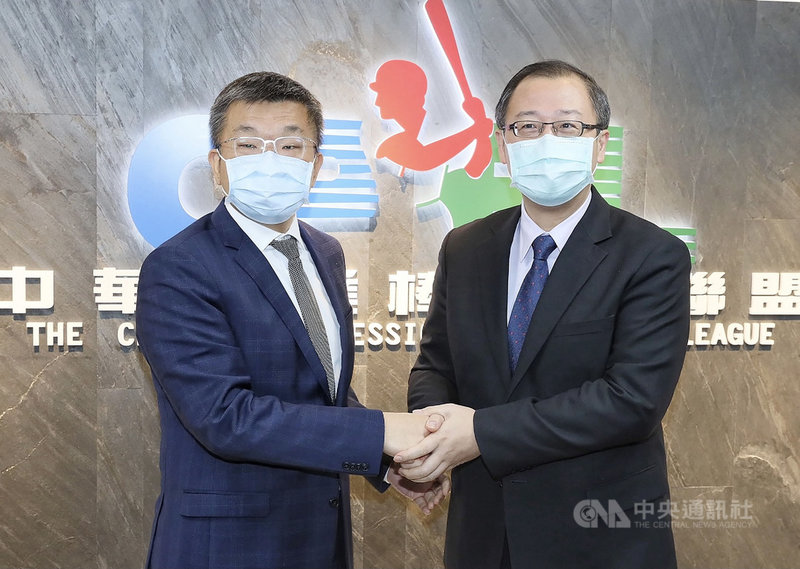 中華職棒大聯盟會長吳志揚(右)任期將至,日前中職5球團推舉立法院副院長蔡其昌(左)擔任中職新會長,蔡其昌7日下午拜訪吳志揚。中央社記者郭日曉攝 110年1月7日