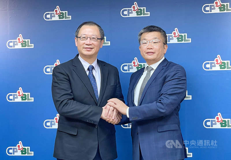 中華職棒大聯盟會長吳志揚(左)任期將至,將由立法院副院長蔡其昌(右)接任中職新會長,蔡其昌7日下午拜訪吳志揚,討論中華職棒第6隊等議題。中央社記者郭日曉攝 110年1月7日