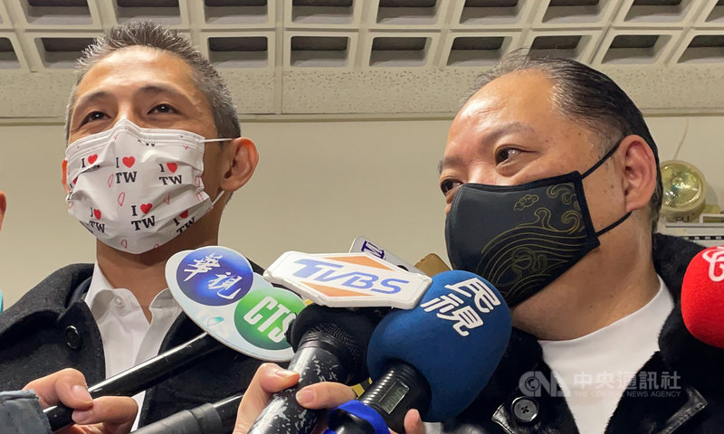 新境界智庫副執行長吳怡農(左)7日登記參選民進黨台北市黨部主委,他下午拜會北市議會民進黨團,由前台北市黨部主委黃承國(右)陪同。中央社記者劉建邦攝 110年1月7日