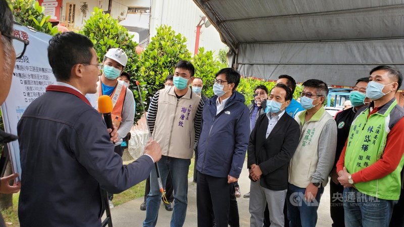 高雄市長陳其邁(前右4)7日視察鳥松區神農路道路刨鋪工程,他說,市府爭取到中央前瞻基礎建設及道路刨鋪工程補助款約新台幣23.7億元,要全力提升道路品質。中央社記者王淑芬攝 110年1月7日