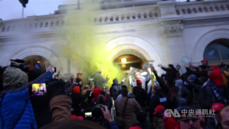 美國總統川普的支持者美東時間6日下午多次試圖闖入國會,與警方爆發衝突。中央社記者江今葉華盛頓攝 110年1月7日