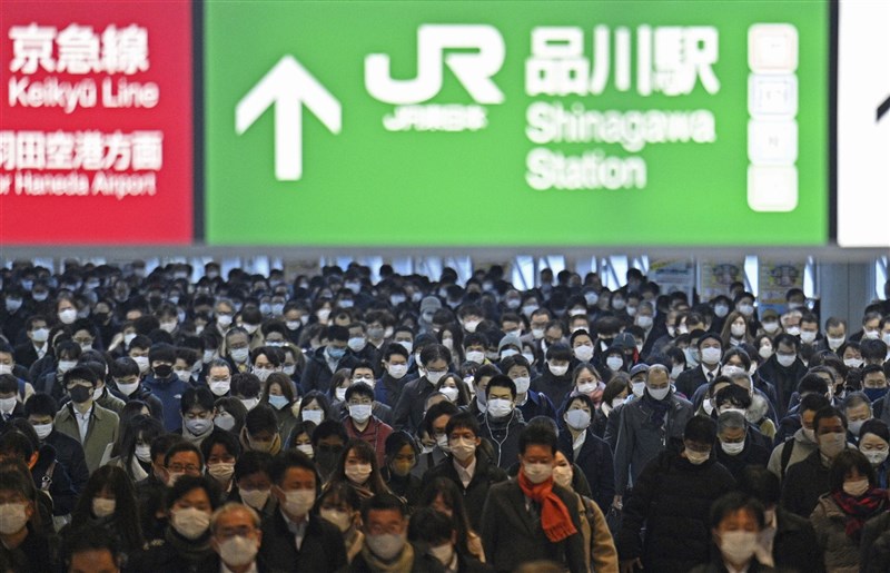 截至日本時間7日晚間6時止,日本全境已新增逾7000例確診病例創新高,包括東京都、大阪府等地,單日確診病例都續創新高。圖為1月7日品川站中民眾戴口罩防疫。(共同社)