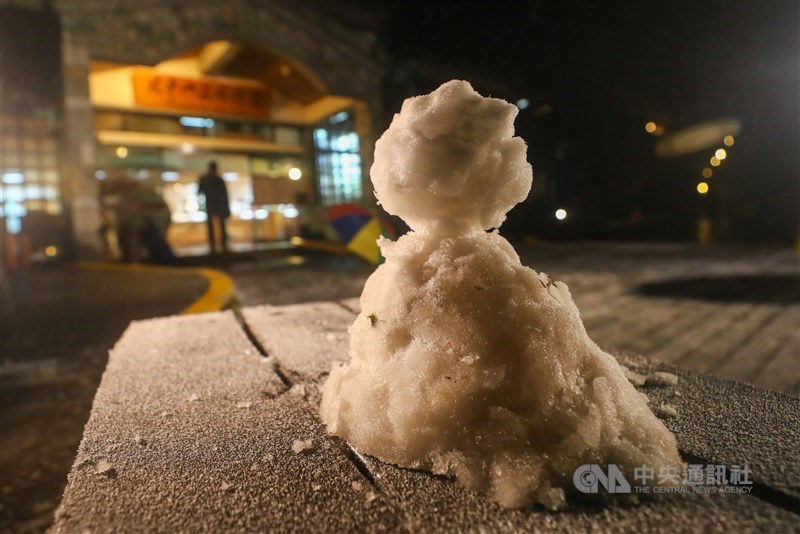 寒流襲台,太平山下雪民眾堆小雪人應景寒流襲台,太平山國家森林遊樂區7日晚間開始下雪,太平山莊前有遊客堆起小雪人應景。中央社記者王騰毅攝 110年1月7日