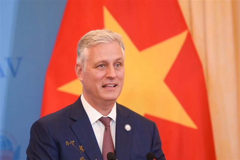 美國國會6日發生總統川普的支持者闖入國會大廈導致程序中斷,知情人士透露,川普的幾名高階幕僚正考慮請辭,包括國家安全顧問歐布萊恩(圖)。(圖取自twitter.com/eAsiaMediaHub)