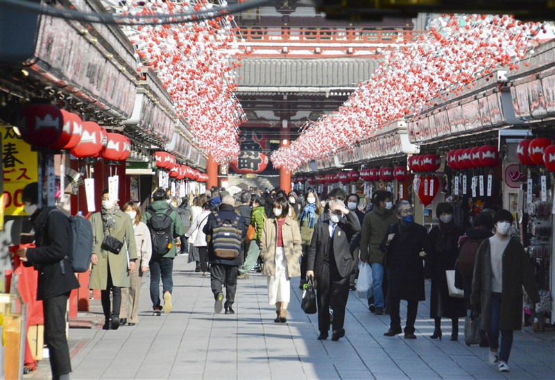 日本東京都7日新增2447例確診病例,繼6日的1591例後,連2天創單日新高紀錄,顯示出疫情急速擴大難以遏止的狀況。圖為7日淺草街頭民眾戴口罩防疫。(共同社)
