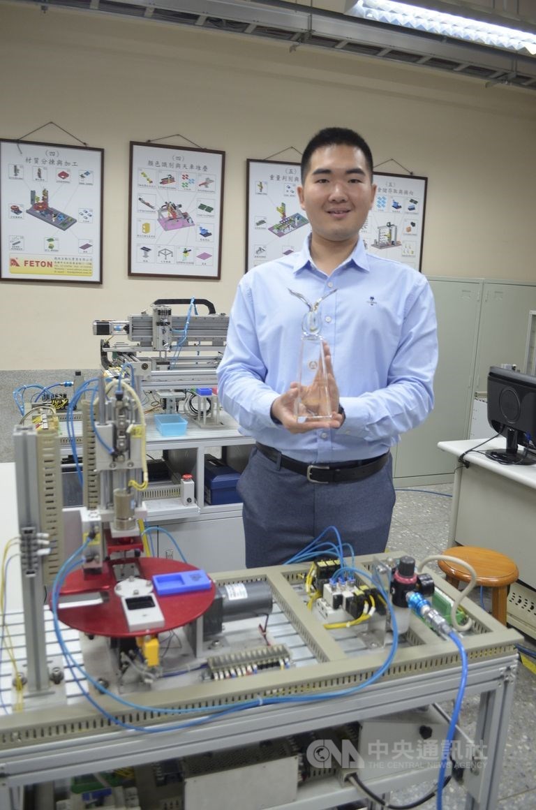 吳鳳科技大學畢業生黃柏融7日表示,能獲得教育部技職之光的肯定,自己也很驚訝。他認為,只要有一技之長,就不怕找不到工作,升學的路不要自我設限,希望將自身求學經驗提供給高中學生參考。中央社記者蔡智明攝 110年1月7日