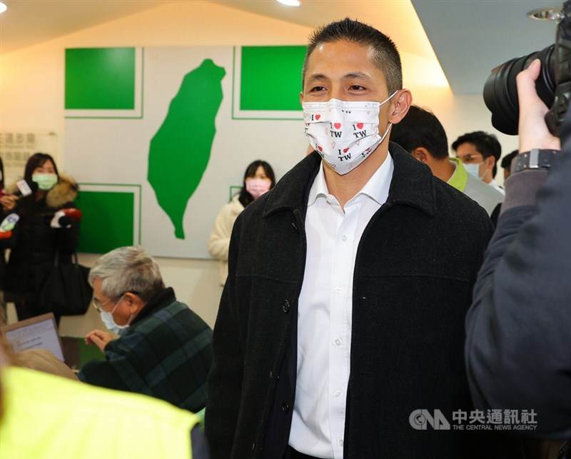 民進黨台北市黨部主委31日將改選,新境界智庫副執行長吳怡農(前)7日到民進黨台北市黨部登記參選。中央社記者謝佳璋攝 110年1月7日
