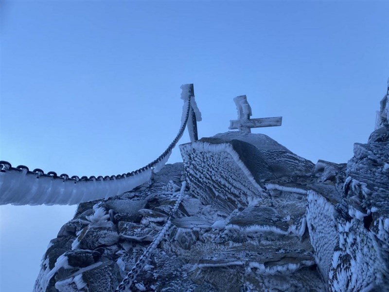 寒流7日南下,雖然玉山群峰截至7日中午尚未降雪,不過,主峰步道風口到主峰頂部分路段已有結冰或霧淞,成一片銀白世界。(玉管處提供)中央社記者蕭博陽南投縣傳真 110年1月7日