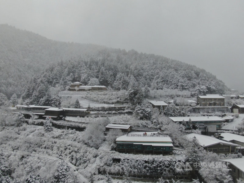 海拔約1900公尺高的太平山國家森林遊樂區7日晚間開始下雪,8日一早已積雪3公分,園區太平山莊附近的山頭都白了,宛若北國成銀色世界。(羅東林管處提供)中央社記者沈如峰宜蘭縣傳真 110年1月8日