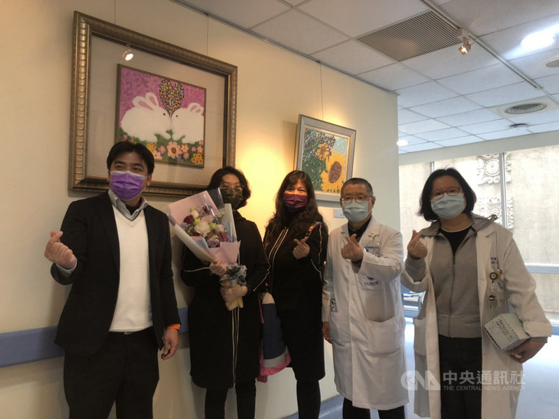 罹患罕見疾病的于昕蕎(左2)12歲時開始學畫,將情感注入畫筆,畫出內心世界也為人生點綴色彩。童綜合醫院特別邀請于昕蕎舉辦畫展,展出多幅創作。中央社記者趙麗妍攝 110年1月8日