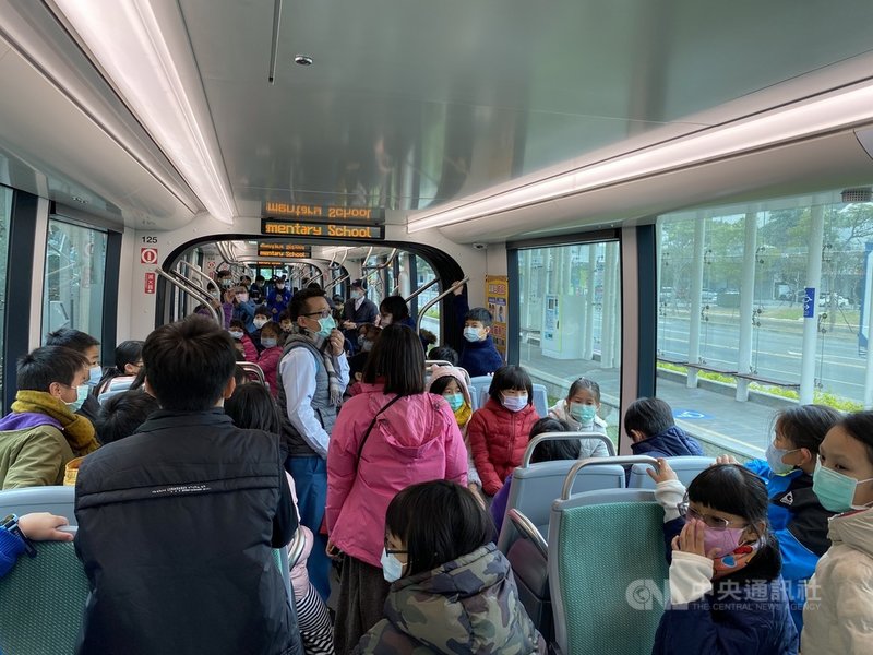 高雄大南環輕軌預計1月12日上線加入營運,高雄市捷運工程局8日邀請國小學童搶先參訪及試乘。(高雄市捷運局提供)中央社記者侯文婷傳真 110年1月8日