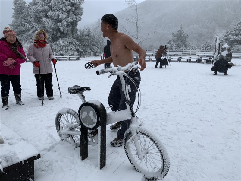 海拔約1900公尺高的太平山國家森林遊樂區因寒流下雪,8日一早已積雪3公分,遊客們欣奮不已,更有人裸上半身在雪中騎單車,玩得不亦樂乎。(羅東林管處提供)中央社記者沈如峰宜蘭縣傳真 110年1月8日