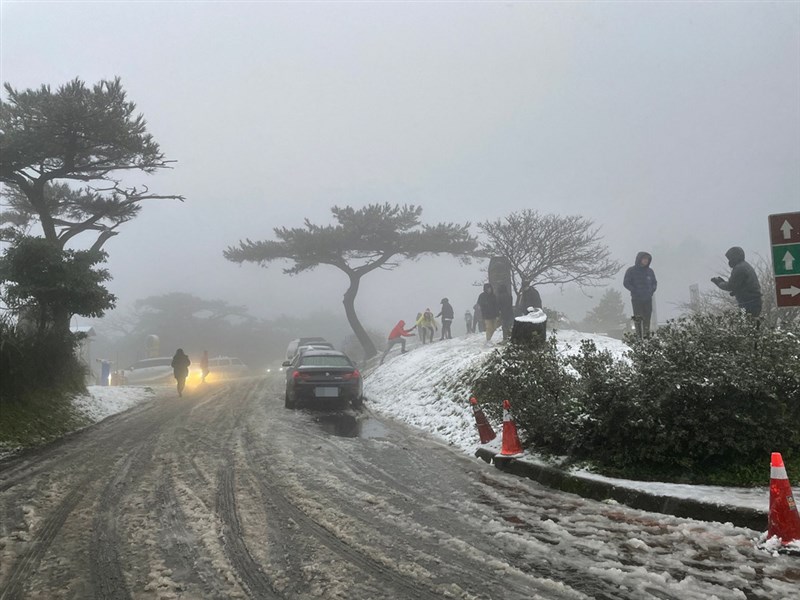 寒流來襲,陽明山巴拉卡公路8日清晨開始飄雪,警方啟動雪季勤務第一階段管制,禁止未附掛雪鏈車輛進入山區。圖為二子坪入口處。(翻攝畫面)中央社記者劉建邦傳真 110年1月8日