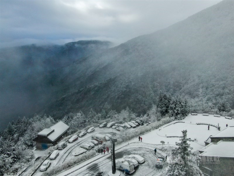 太平山莊8日覆蓋著白雪,搭配遠方的山巒景色優美。中央社記者王騰毅攝 110年1月8日