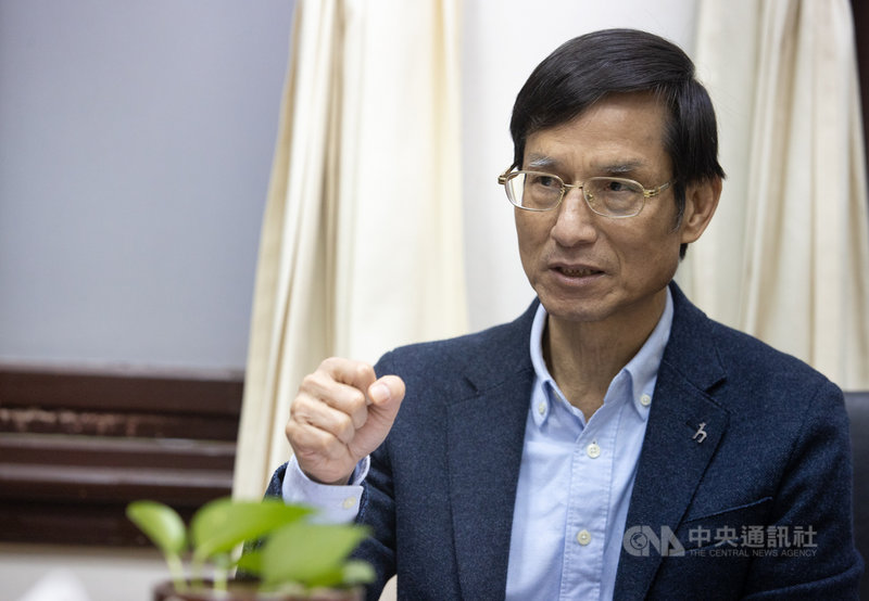 行政院政務委員林萬億8日接受中央社專訪時表示,國發會很早就預測2020至2021年台灣人口會呈現負成長,出生人數下滑是趨勢也可預期,但沒有想到2020年出生人數竟會比2010年虎年的16萬6000多人還低,少子化是政府必須要嚴肅面對的課題,也是非常嚴酷的挑戰。中央社記者謝佳璋攝 110年1月8日