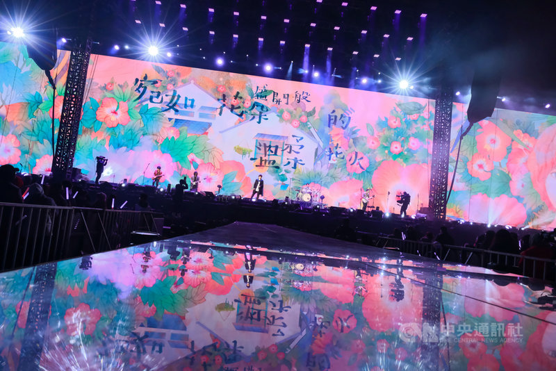 樂團五月天2020年12月31日起開唱,但前2場演唱會有自主健康管理者違反規定參與。第4場演唱會8日晚間在桃園登場,主辦單位表示,將改善實名制入場方式,演唱會搜集的個人資料也有專業人員保管並做好資安防護。(相信音樂提供)中央社記者王心妤傳真 110年1月8日