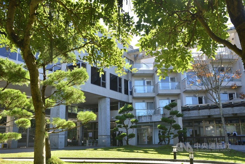 因應春節返鄉人潮,疫情指揮中心釋出1500至2000間集中檢疫所供返台民眾使用,8日晚間8時開放訂房。圖為烏來檢疫所。(中央社檔案照片)
