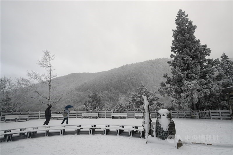 寒流發威,太平山國家森林遊樂區7日晚間陸續下雪,8 日一早太平山莊前的溫度計顯示攝氏零下6度的低溫,遊客在園區欣賞難得一見的雪景。中央社記者王騰毅攝 110年1月8日