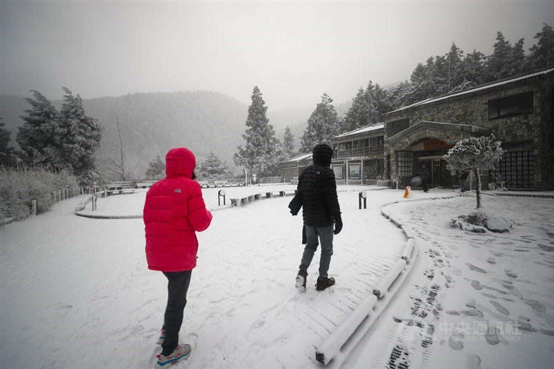 寒流襲台,宜蘭太平山國家森林遊樂區7日晚間陸續下雪,8日一早太平山莊前廣場成銀白世界。中央社記者王騰毅攝 110年1月8日