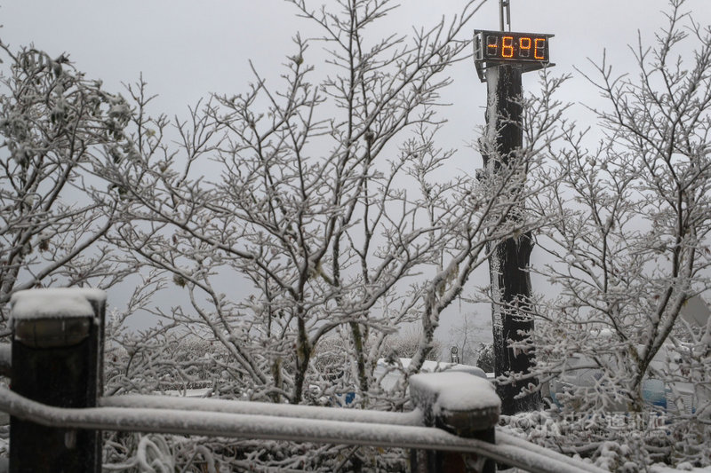 寒流襲台,太平山國家森林遊樂區7日晚間陸續下雪,8 日一早太平山莊前的溫度計顯示攝氏零下6度低溫。中央社記者王騰毅攝 110年1月8日